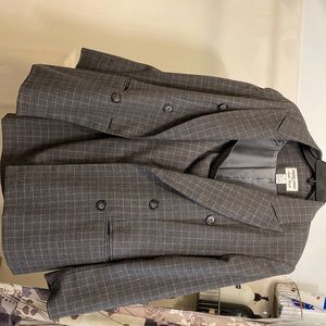 Focus 2000 woman’s gray checkered skirt suit. Blazer and skirt size 8